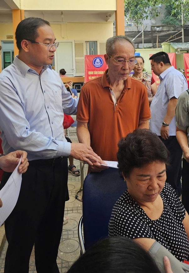 đồng chí Trịnh Hữu Tuấn – Phó bí thư Đảng ủy, Chủ tịch UBND phường, đã đến tham dự, trực tiếp tham gia động viên, thăm hỏi, chia sẻ với người cao tuổi