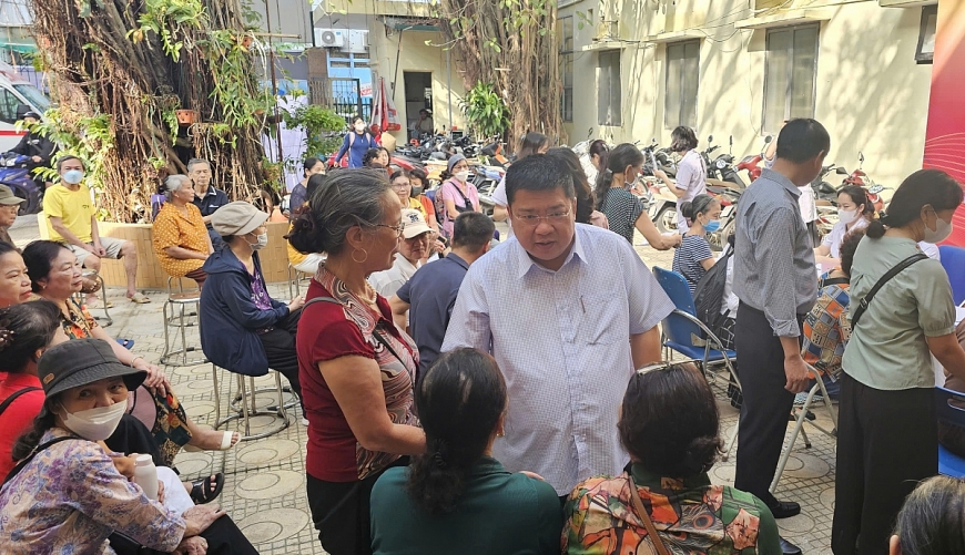 đồng chí Trịnh Hữu Tuấn – Phó bí thư Đảng ủy, Chủ tịch UBND phường, đã đến tham dự, trực tiếp tham gia động viên, thăm hỏi, chia sẻ với người cao tuổi tại buổi khám sức khỏe