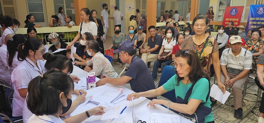 Người cao tuổi được hướng dẫn làm thủ tục thăm khám