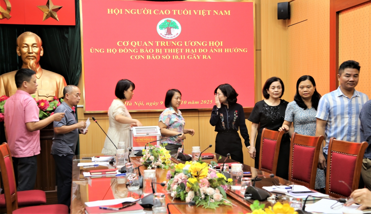 Lãnh đạo các Ban, Văn phòng, đơn vị trực thuộc và cán bộ, nhân viên, người lao động Cơ quan Trung ương Hội quyên góp ủng hộ đồng bào khắc phụ hậu quả bão lũ