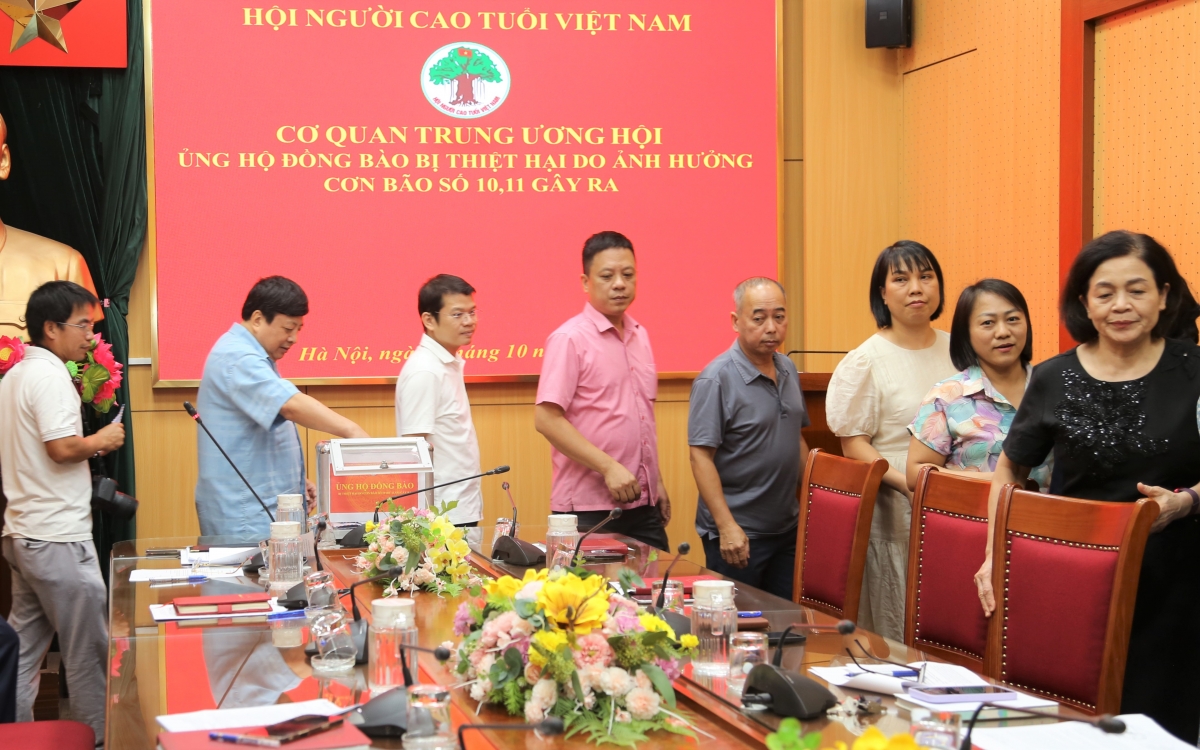 Lãnh đạo các Ban, Văn phòng, đơn vị trực thuộc và cán bộ, nhân viên, ngowif lao động Cơ quan Trung ương Hội quyên góp ủng hộ đồng bào khắc phụ hậu quả bão lũ