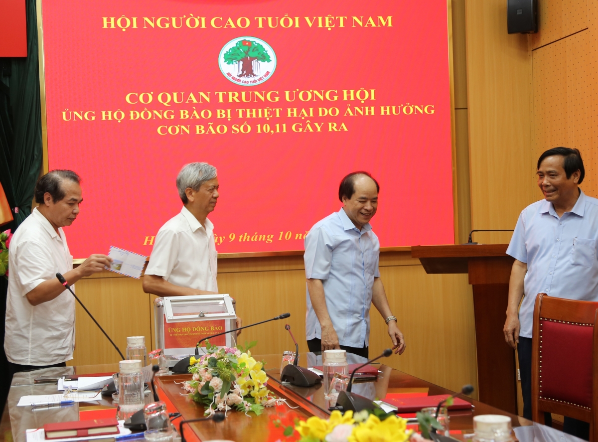 Chủ tịch Nguyễn Thanh Bình và các Phó Chủ tịch Hội NCT Việt Nam quyên góp ủng hộ đồng bào khắc phục hậu quả bão lũ