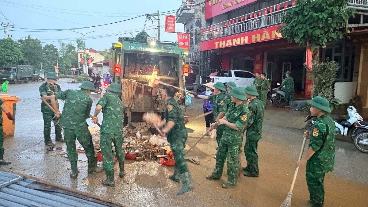 Bộ đội Biên phòng tỉnh Lạng Sơn tham gia hỗ trợ nhân dân sau bão số 10 và 11