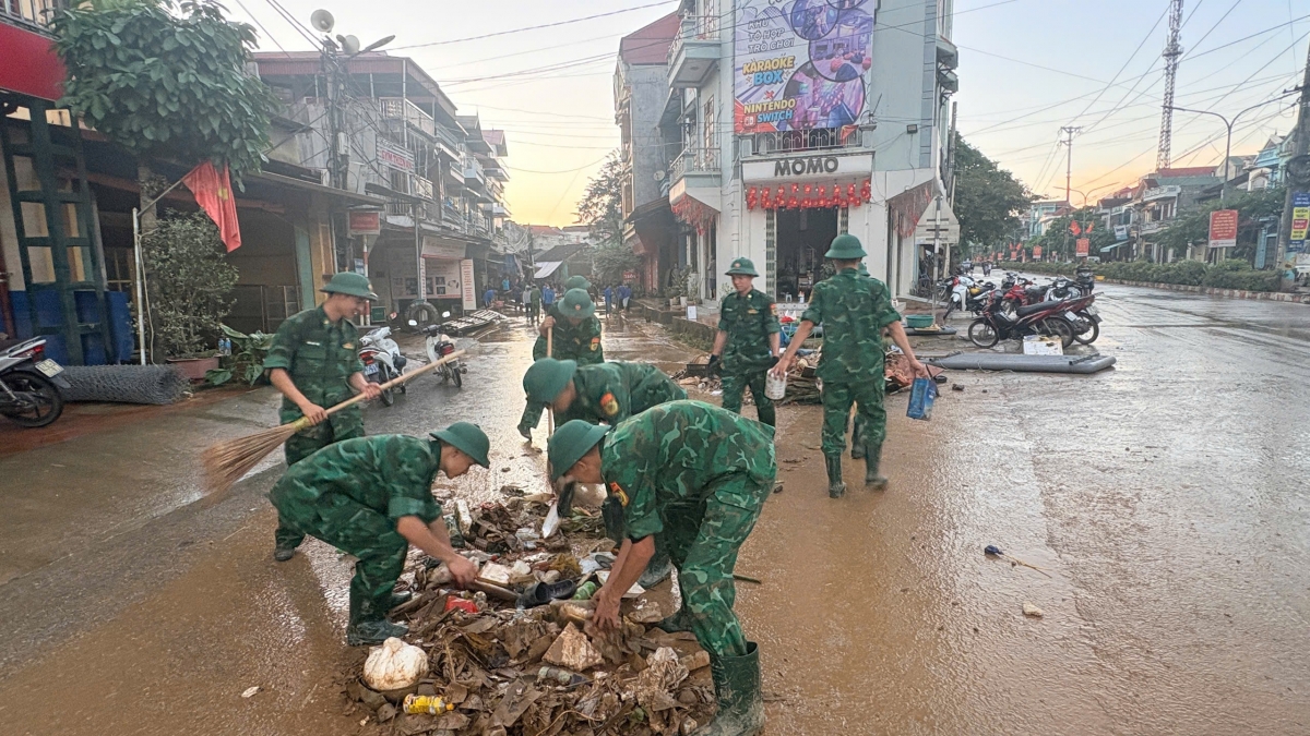 Các cán bộ chiên sỹ biên phòng tích cực dọn dẹp bùn, đất...sau bão