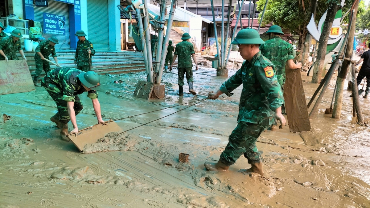 Cao Bằng: Ra quân tổng vệ sinh môi trường khắc phục hậu quả bão số 11