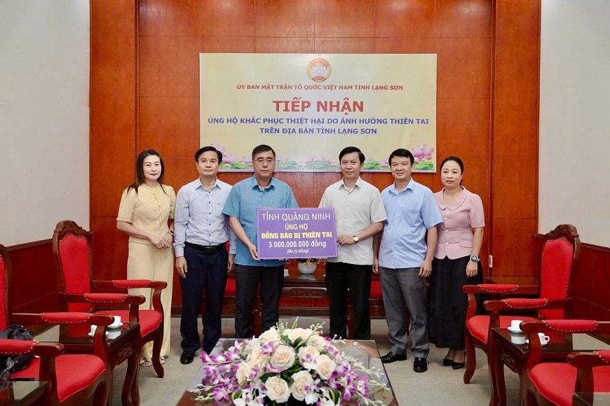 Đồng chí Nguyễn Chí Thành, Ủy viên Ban Thường vụ Tỉnh ủy, Phó Chủ tịch Thường trực Ủy ban MTTQ tỉnh Quảng Ninh(thứ 3 từ trái sang) đã trao số tiền 3 tỷ đồng ủng hộ Nhân dân tỉnh Lạng Sơn .Ảnh: UBMTTQ tỉnh Quảng Ninh