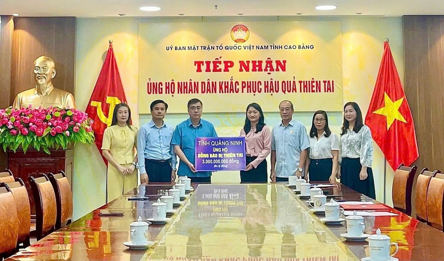 Đồng chí Nguyễn Chí Thành, Ủy viên Ban Thường vụ Tỉnh ủy, Phó Chủ tịch Thường trực Ủy ban MTTQ tỉnh Quảng Ninh(thứ 3 từ trái sang) đã trao số tiền 3 tỷ đồng ủng hộ Nhân dân tỉnh Cao Bằng. Ảnh: UBMTTQ tỉnh Quảng Ninh