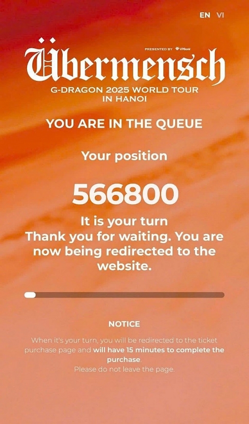 Lượng fan xếp hàng đợi tới lượt mua vé 