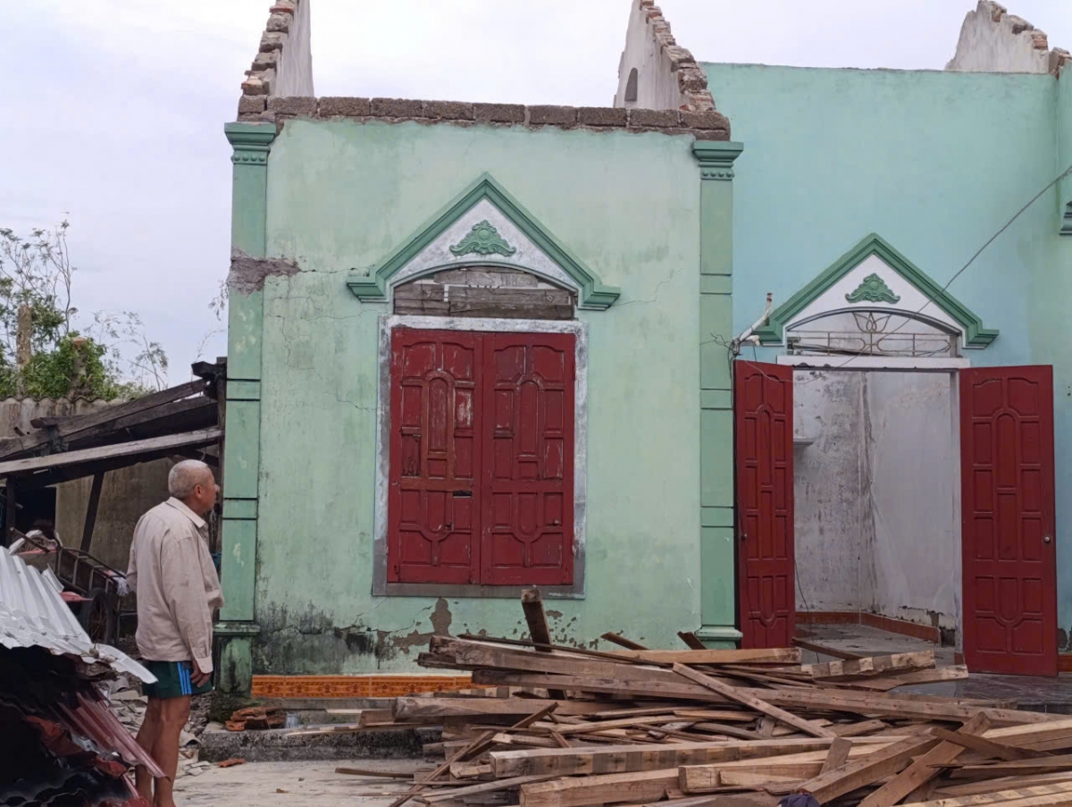 Ông Nguyễn Ngọc Cải xót xa nhìn gia tài của cả đời người mình bị bay theo bão