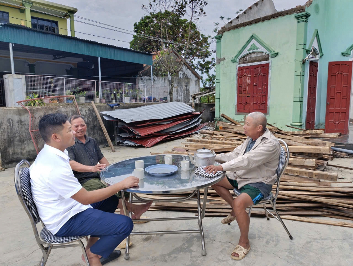 Cán bộ xã Hợp Minh đến thăm hỏi, động viên gi đình ông Nguyễn Ngọc Cải