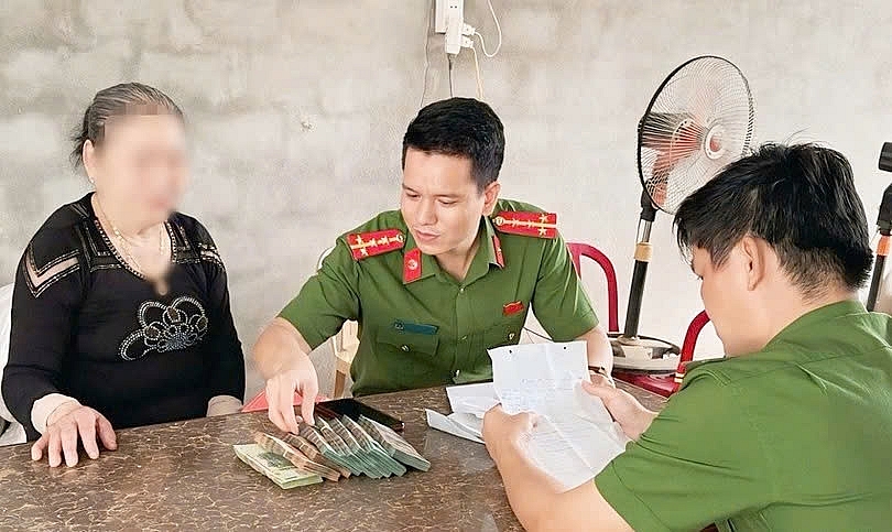 Cụ bà suýt mất 300 triệu đồng vì bị “công an giả” uy hiếp