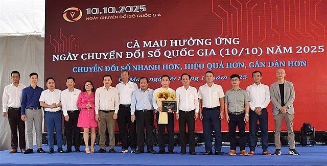 Hưởng ứng ngày chuyển đổi số quốc gia (10/10) lãnh đạo tỉnh Cà Mau tặng hoa, biểu trưng cho Hiệp hội Chuyển đổi số tỉnh Cà Mau