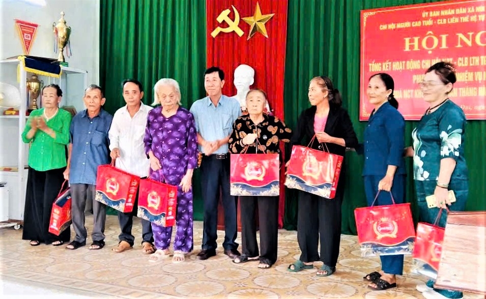 Tặng quà thành viên cao tuổi thôn Vĩnh Đại nhân Tháng hành động vì NCT Việt Nam năm 2025