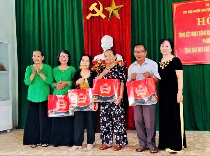 Tặng quà thành viên cao tuổi thôn Vĩnh Đại nhân Tháng hành động vì NCT Việt Nam năm 2025