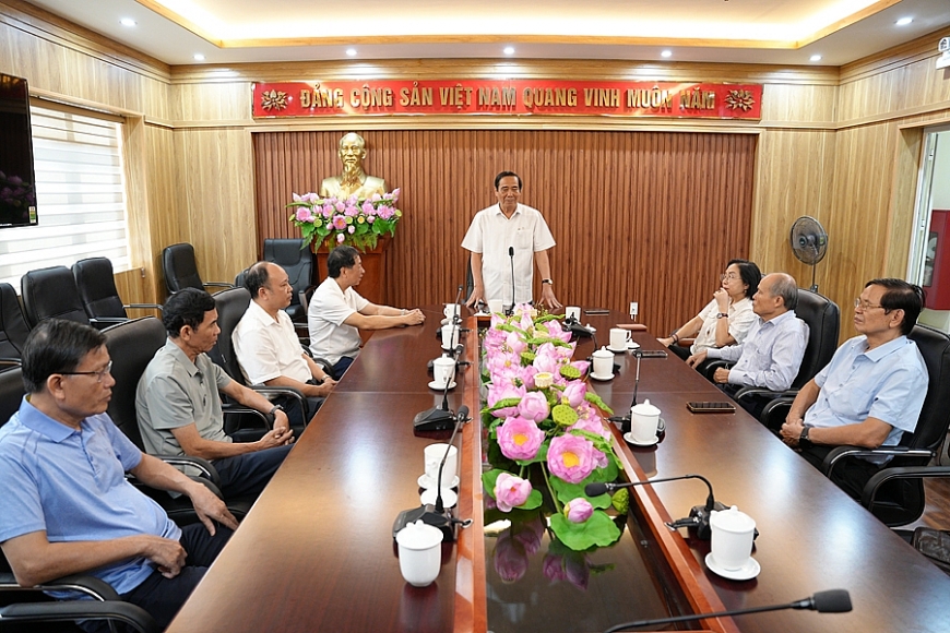 Hội Người cao tuổi Việt Nam trao 200 triệu đồng hỗ trợ hội viên và người dân vùng thiên tai Thanh Hóa