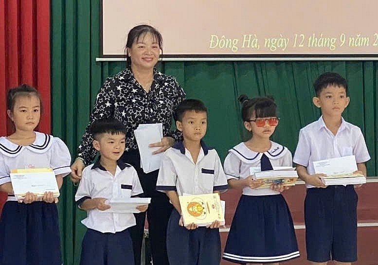 Bà Trương Thị Hường trao học bổng “Tiếp sức đến trường”. Phong trào nuôi heo đất gây quỹ giúp đỡ hội viên.