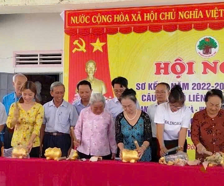 Phong trào nuôi heo đất gây quỹ giúp đỡ hội viên.