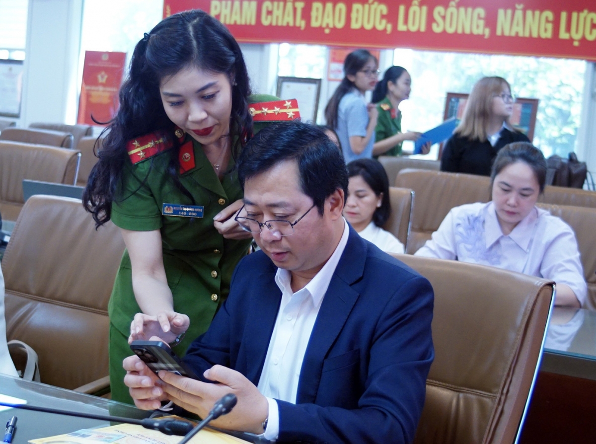 Các đại biểu khách mời cùng tham gia ủng hộ qua ứng dụng VNeID