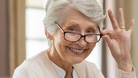 Kính lão giải pháp chăm sóc thị lực và cải thiện chất lượng cuộc sống cho NCT