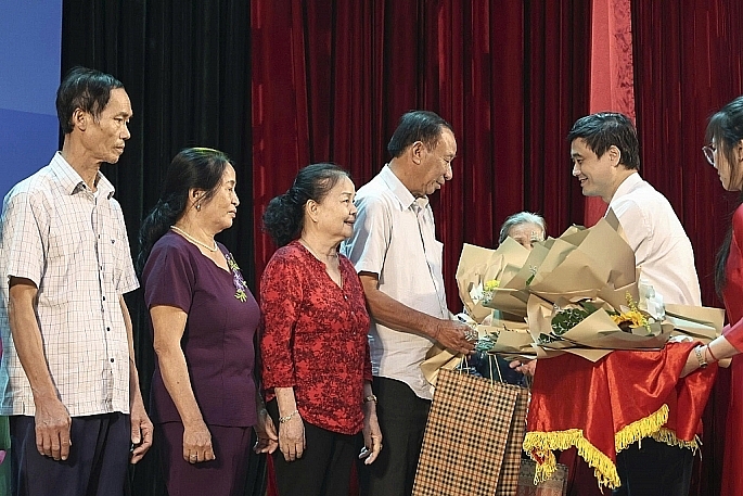 Xã Thường Tín (Hà Nội) biểu dương người cao tuổi tiêu biểu trong vận động con cháu thực hiện tốt chính sách dân số, góp phần nâng cao chất lượng dân số và đời sống cộng đồng.