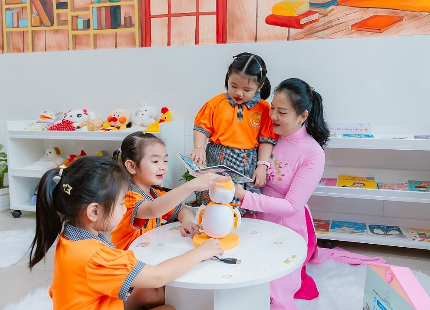 Cô Phạm Bảo Hạnh, Hiệu trưởng nhà trường cùng các cháu chơi cùng Robot AI Elik  