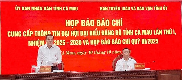Ông Ngô Vũ Thăng, Phó Chủ tịch UBND tỉnh điều hành thảo luận tại buổi họp báo
