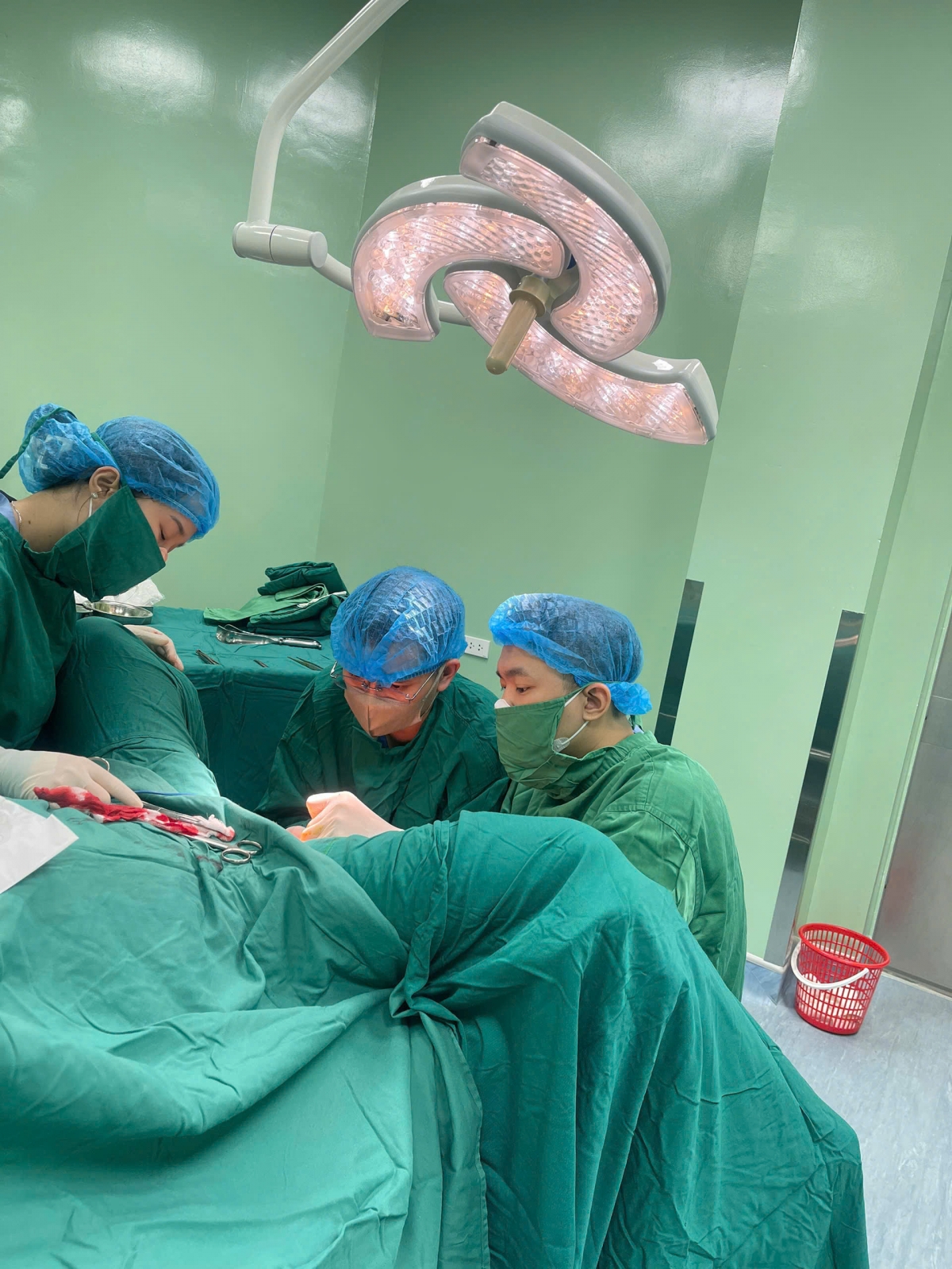 Các bác sĩ đang tiến hành phẫu thuật cho bệnh nhân 82 tuổi bị sa sinh dục độ IV