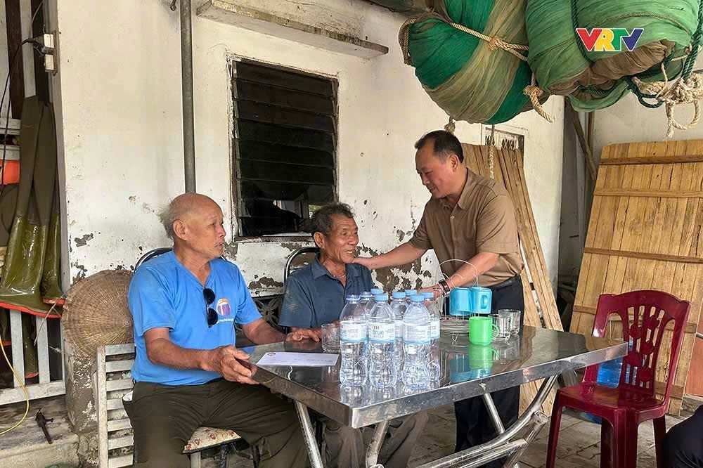 Đồng chí Phan Đức Đồng - Bí thư Đảng ủy phường Trường Vinh động viên thăm hỏi các trường hợp bị ảnh hưởng nặng nề do bão số 10 gây ra