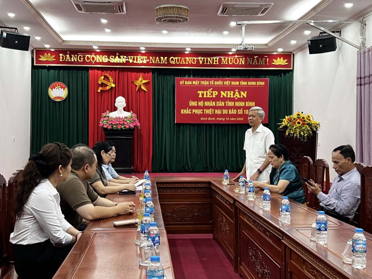 Buổi trao tặng kinh phí hỗ trợ hội viên người cao tuổi tại Ninh Bình