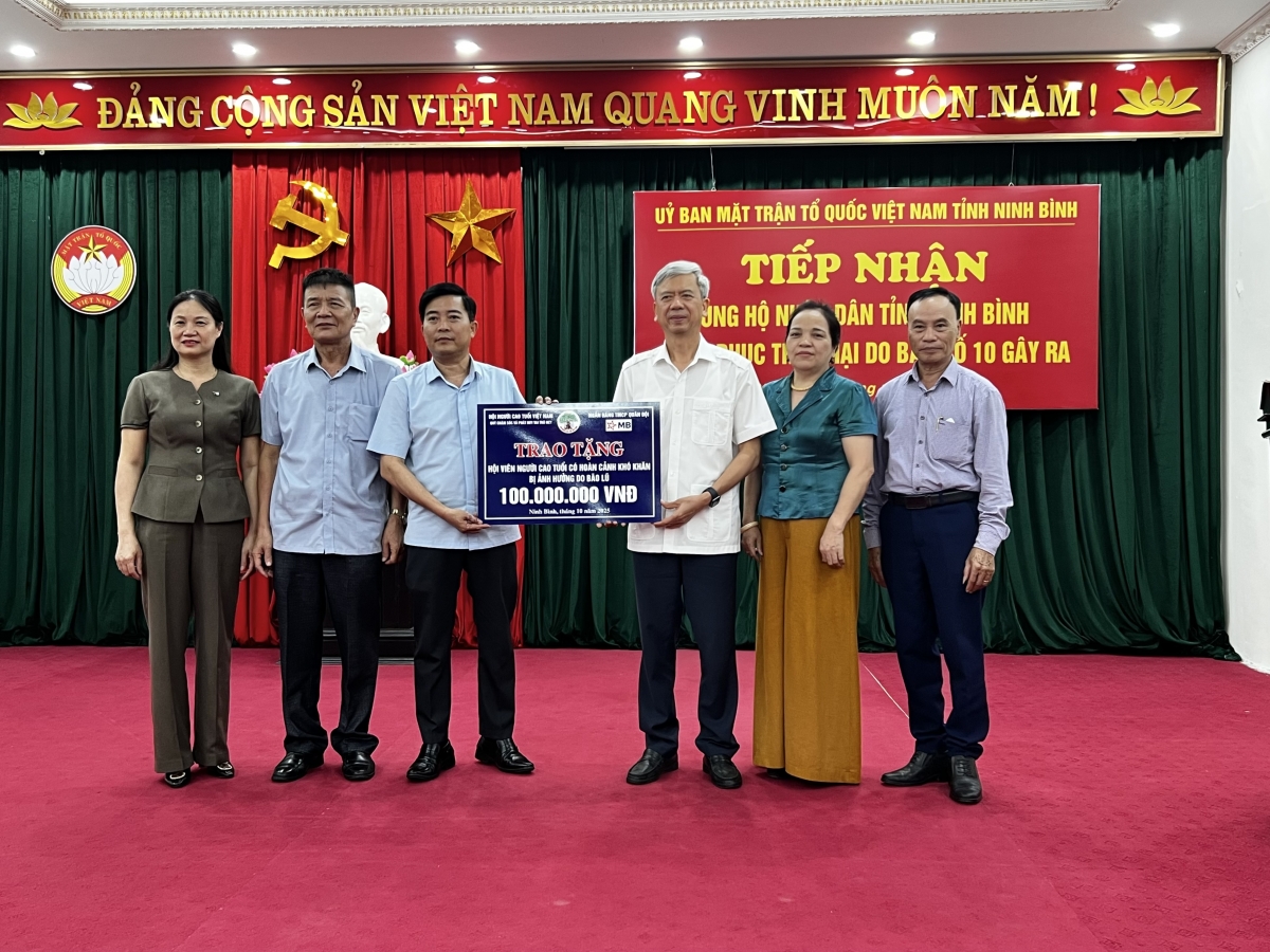 Đoàn công tác của Trung ương Hội Người cao tuổi Việt Nam trao kinh phí hỗ trợ tại Ủy ban MTTQ tỉnh Ninh Bình