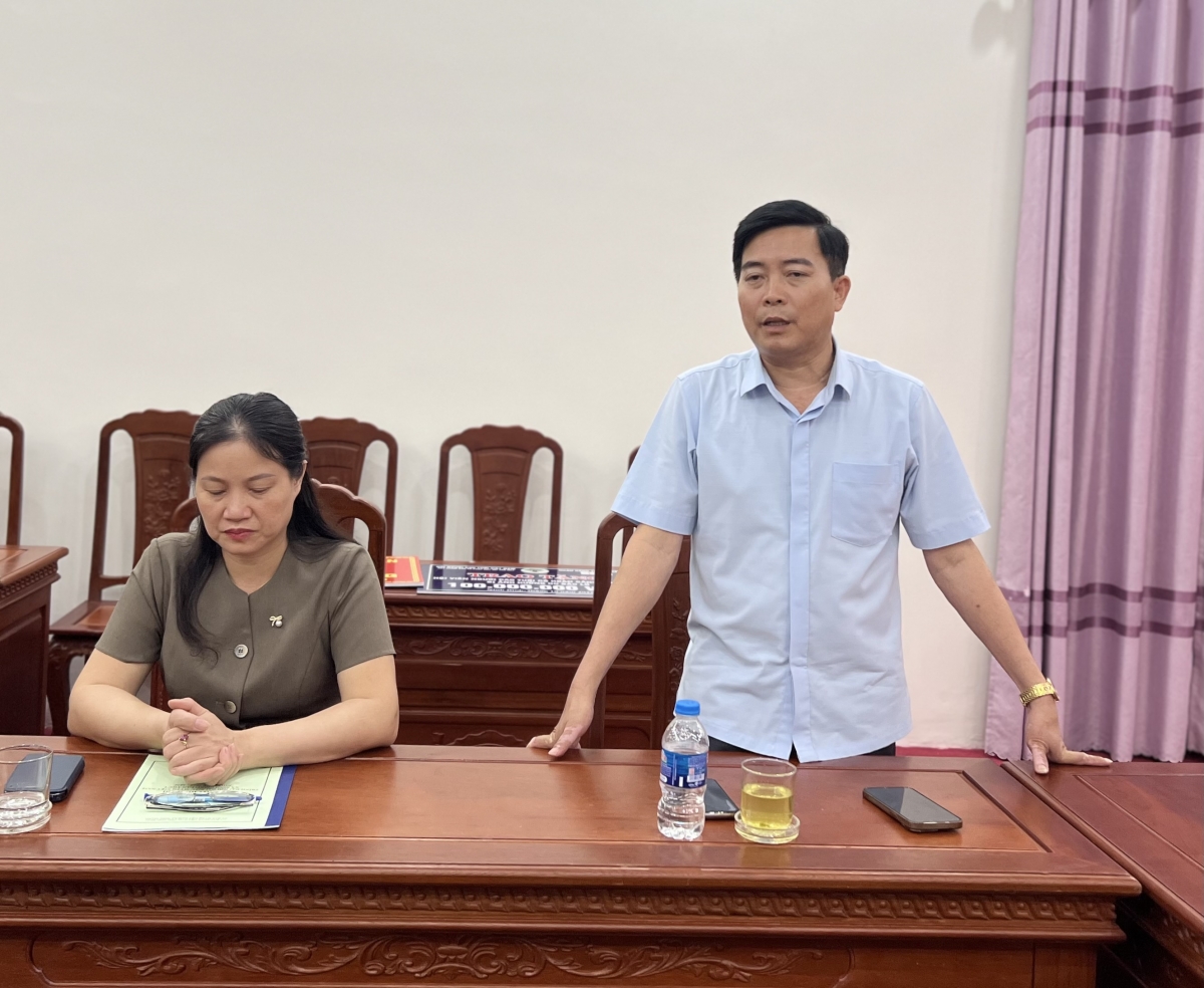 Ông Đinh Trường Sơn - Phó chủ tịch Ủy ban MTTQ tỉnh Ninh BÌnh (bên phải ảnh) phát biểu tại buổi làm việc