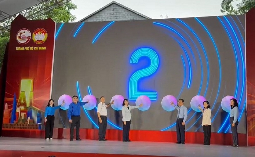 Lãnh đạo bấm nút phát động phong trào “Bình dân học vụ số” giai đoạn 2025 - 2026