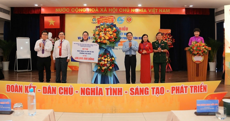 Ông Phạm Minh Tuấn, Phó Chủ tịch UBMTTQ Việt Nam TP. Hồ Chí Minh, Tổ trưởng Tổ công tác số 7 thay mặt UBMTTQ Việt Nam TP. Hồ Chí Minh trao 400.000.000 đồng cho Trung tâm An sinh xã hội phường Tân Hưng tại Đại hội
