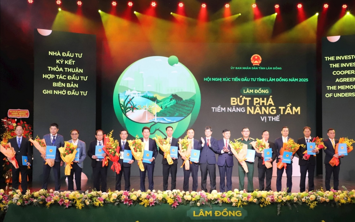 Lãnh đạo UBND tỉnh Lâm Đồng trao thỏa thuận ghi nhớ hợp tác với các nhà đầu tư tại Hội nghị Xúc tiến đầu tư năm 2025.