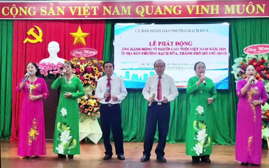 Các hội viên cao tuổi phấn khởi tham gia các hoạt động giao lưu văn nghệ – thể thao trong khuôn khổ Tháng hành động, thể hiện tinh thần “Sống vui – Sống khỏe – Sống có ích.”