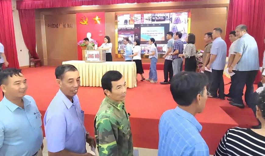 Cán bộ, đảng viên, công chức, viên chức và nhân dân phường Đông Mai(Quảng Ninh) quyên góp ủng hộ nhân dân vùng úng lụt