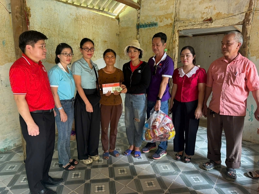 Ông Lý Văn Thành, Chủ tịch Hội Chữ thập đỏ tỉnh Quảng Ninh(Ngoài cùng bên trái) trao nhu Yếu phẩm cho một hộ dân ở xã Quang Sơn, tỉnh Thái Nguyên