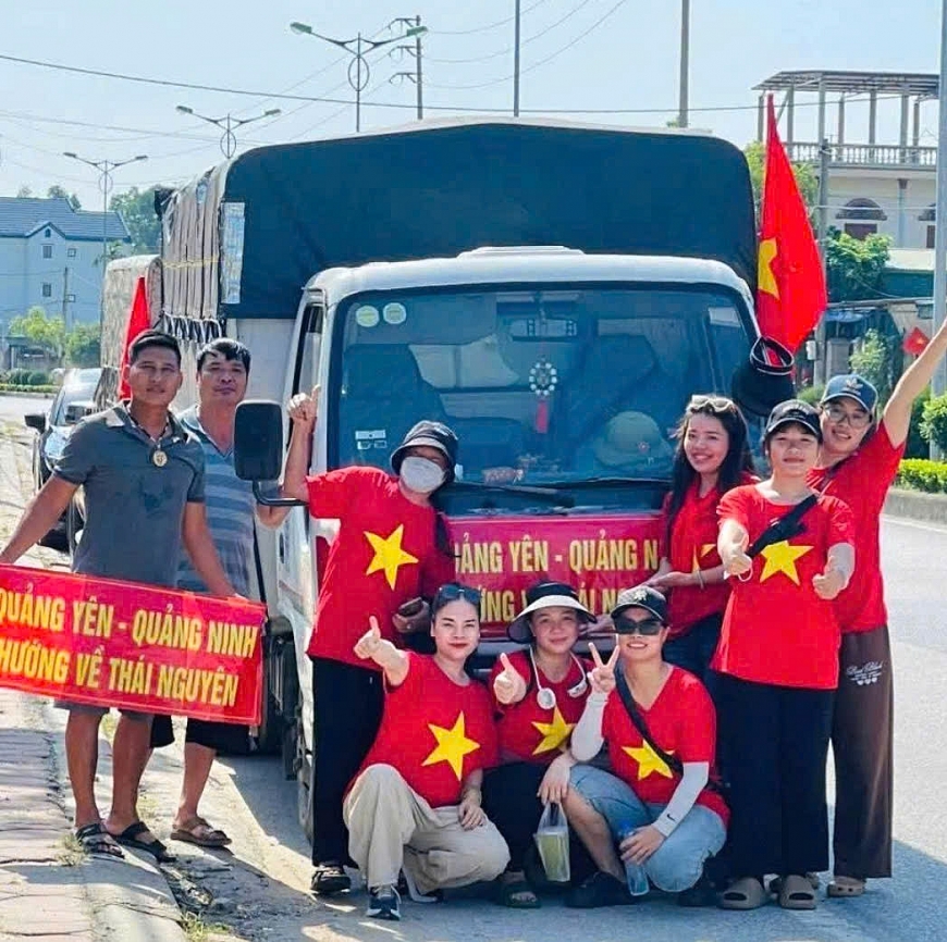 Nhiều nhóm thiện nguyện tại các khu dân cư trên địa bàn Quảng Yên(Quảng Ninh) đang vận chuyển nhu yếu phẩm đến  Bắc Ninh và Thái Nguyên