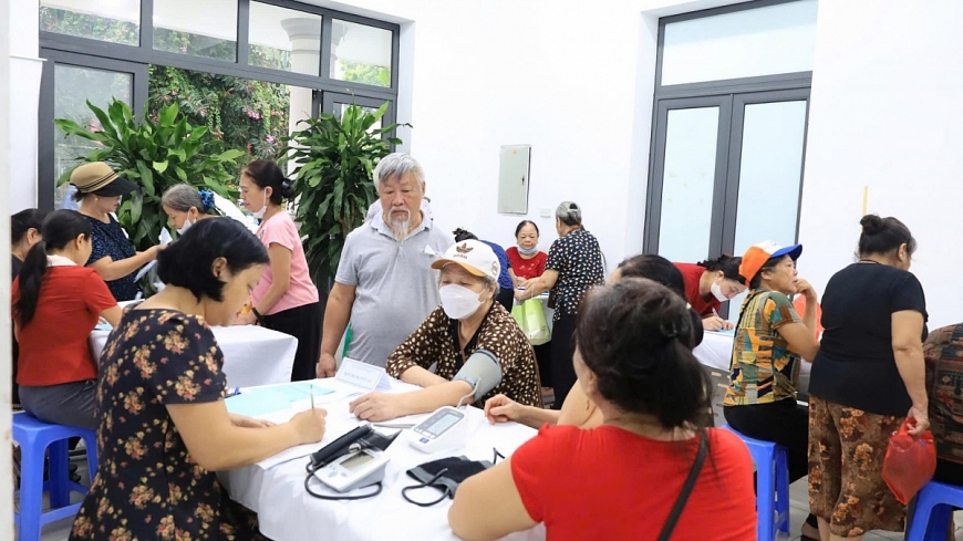 Khu vực đón tiếp, kiểm tra huyết áp