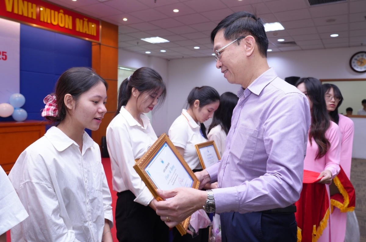 Petrovietnam trao học bổng cho 100 sinh viên nghèo "thắp sáng ước mơ"