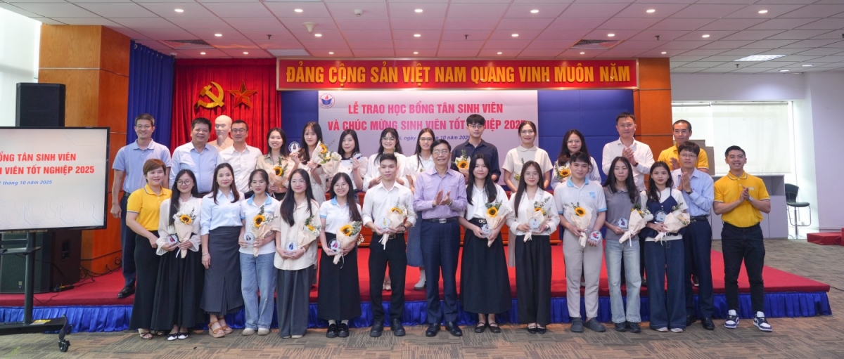 Petrovietnam trao học bổng cho 100 sinh viên nghèo "thắp sáng ước mơ"