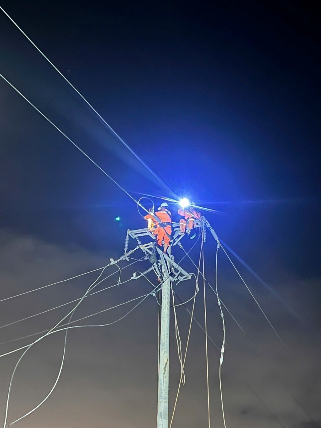 Vững vàng vượt khó, EVNNPC hoàn thành toàn diện các chỉ tiêu 9 tháng đầu năm 2025