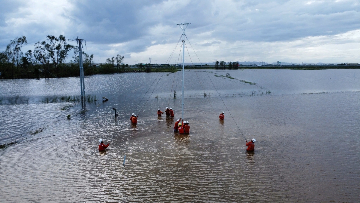 Vững vàng vượt khó, EVNNPC hoàn thành toàn diện các chỉ tiêu 9 tháng đầu năm 2025