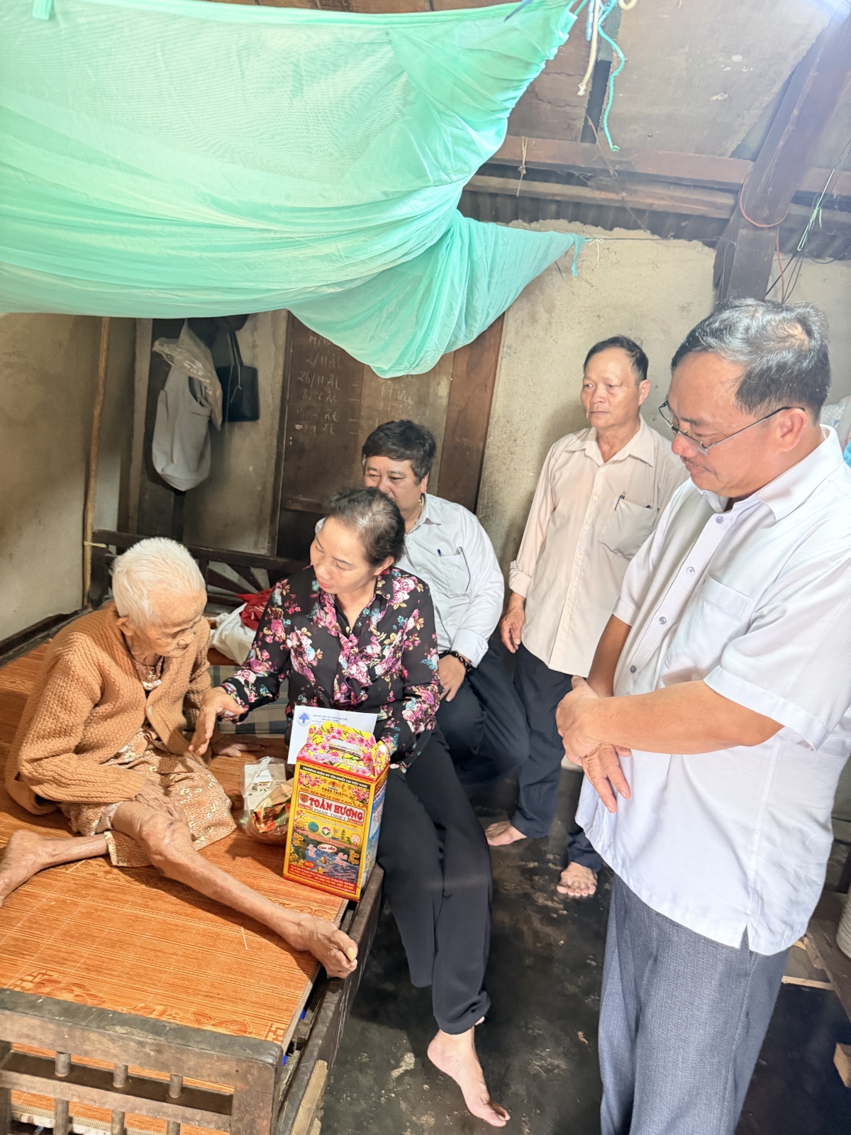 Bà Nguyễn Thị Phúc- Chủ tịch Hội Người cao tuổi Lâm Đồng thăm hỏi và tặng quà cho NCT trên 100 tuổi