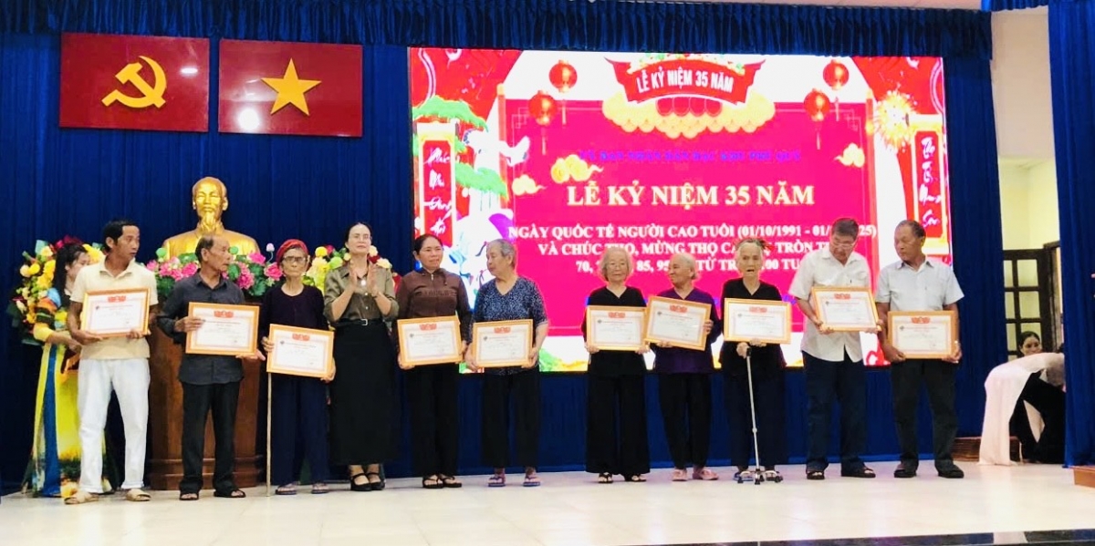 Chúc thọ cho các cụ cao tuổi ở Phú Quý, Lâm Đồng