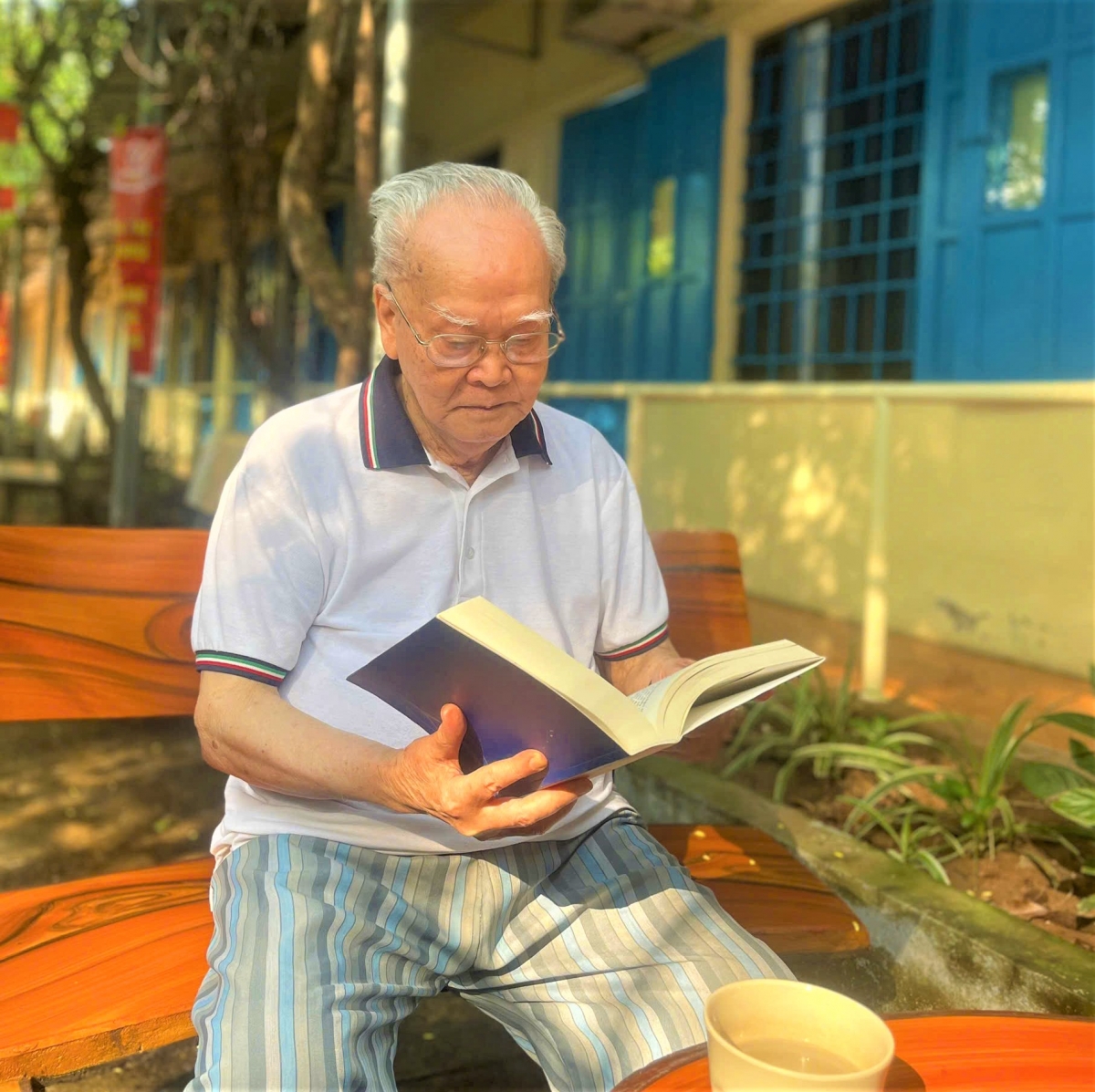 98 tuổi, cụ Vũ Quốc Tuấn vẫn đọc sách, soạn và gửi email trao đổi thông tin với người thân, bạn bè