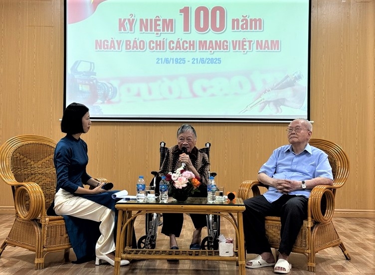 Cụ Vũ Quốc Tuấn (bên phải) tham gia tọa đàm kỉ niệm 100 năm Ngày Báo chí Cách mạng Việt Nam tại Trung tâm Chăm sóc NCT Nhân Ái