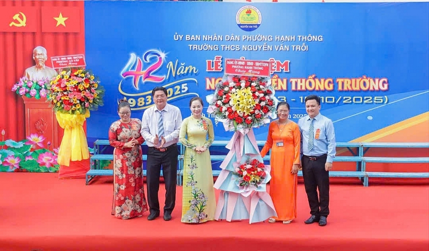 từ trái qua: bà Nguyễn Thị Thu Yên, Phó Chủ tịch UBND phường Hạnh Thông, ông Nguyễn Hồng Văn, Phó Chủ tịch HĐND phường, bà Trần Ngọc Phượng, Phó Bí thư Thường trực Đảng ủy phường (tặng hoa); bà Nguyễn Thị Ngọc Ánh, Hiệu trưởng, ông Phòng Quốc Tuấn, Phó Hiệu trưởng nhà trường đón nhận tại buổi lễ