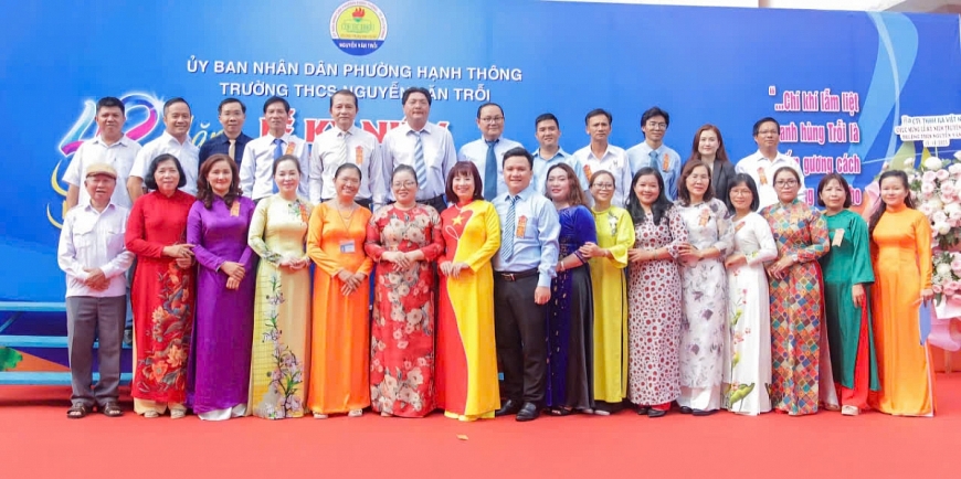 hàng trước từ trái sang: Tác giả, bà Tiêu Thị Kim Liên, cựu Hiệu trưởng (thứ 4 là bà Trần Ngọc Phượng, Phó Bí thư Thường trực Đảng ủy, cô Nguyễn Thị Ngọc Ánh, Hiệu trưởng (thứ 5), bà Nguyễn Thị Thu Yên, Phó Chủ tịch UBND phường (thứ 6) cùng các đại biểu và Ban Gíám hiệu cùng chụp hình lưu niệm