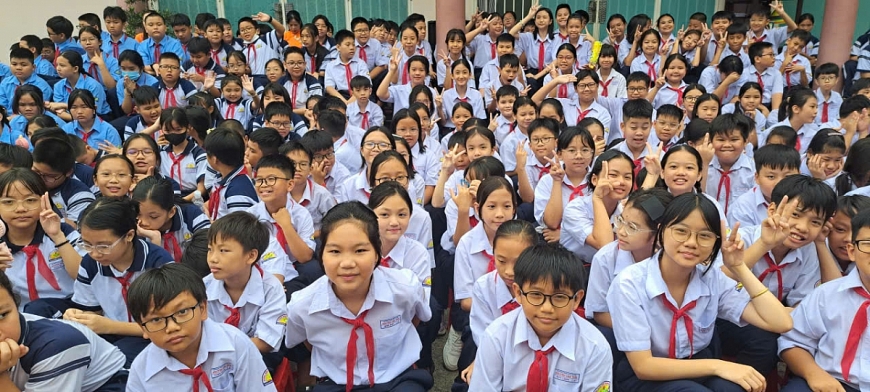 Các em học sinh tham dự lễ